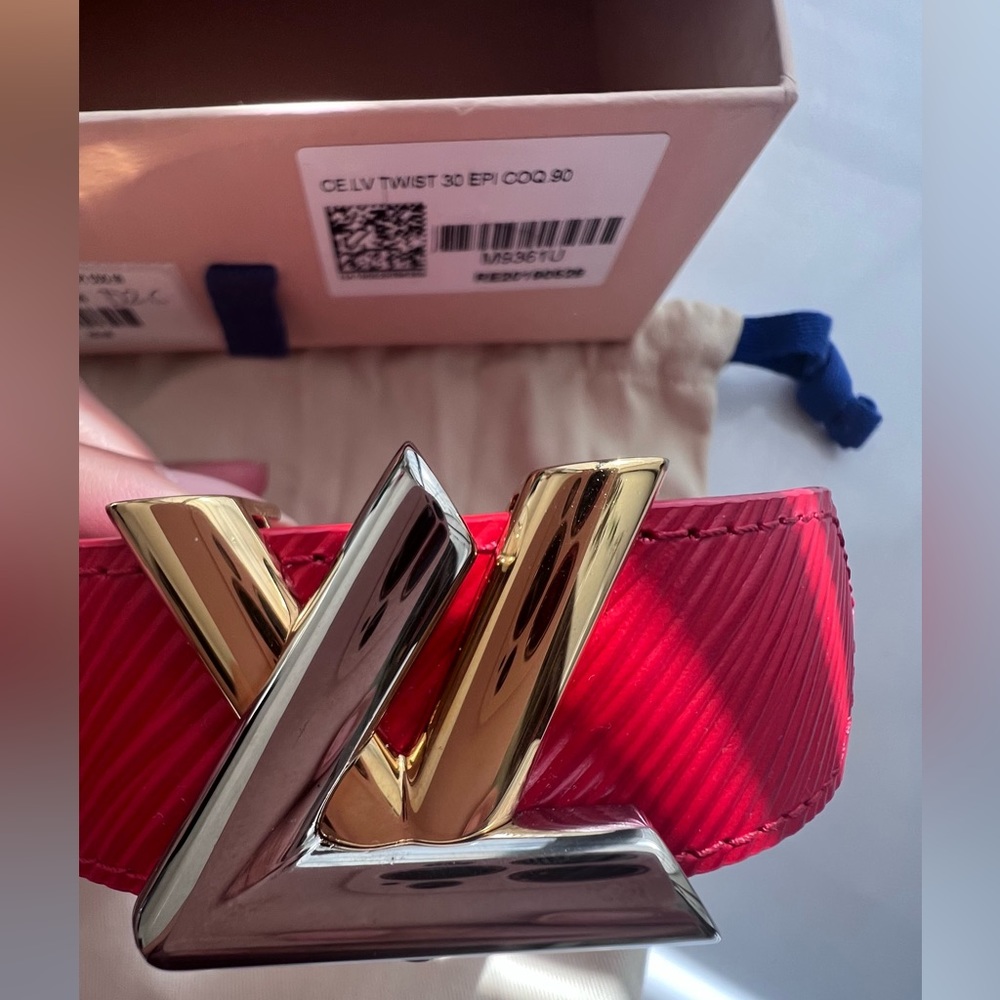 Louis Vuitton LV Twist Belt in 90mm - Picture 2 of 5